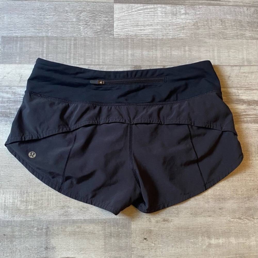 Black 2.5 lulu shorts
